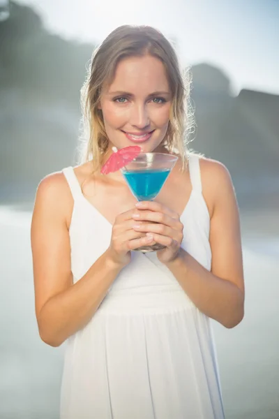 Blonde bij strand met cocktail — Stockfoto