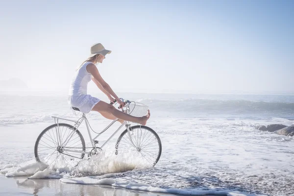 Loira em passeio de bicicleta na praia — Fotografia de Stock