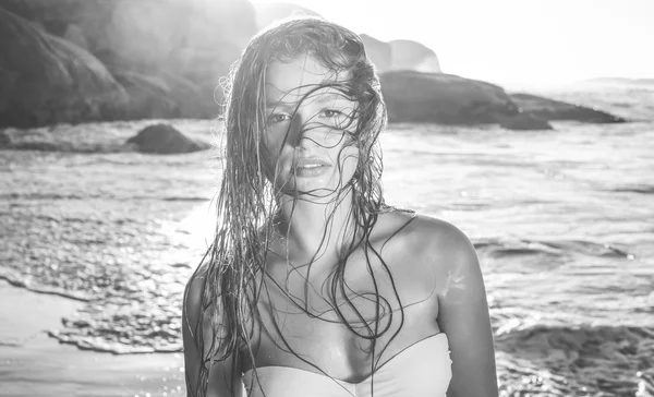 Loira de biquíni na praia com cabelo molhado — Fotografia de Stock