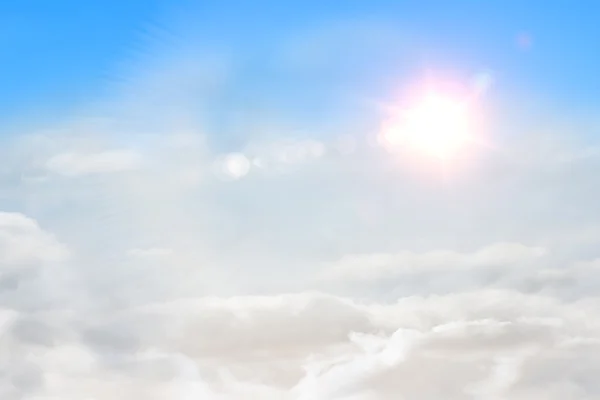 Небо с солнцем и облаками — стоковое фото