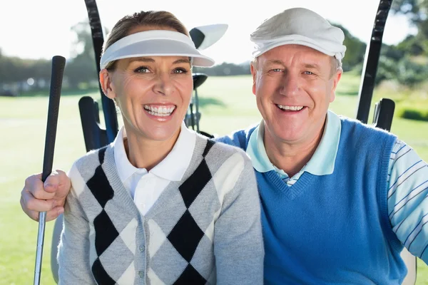 Pareja de golf sentada en buggy de golf — Foto de Stock