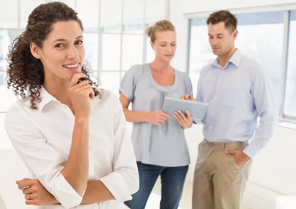 Mujer de negocios casual sonriendo — Foto de Stock