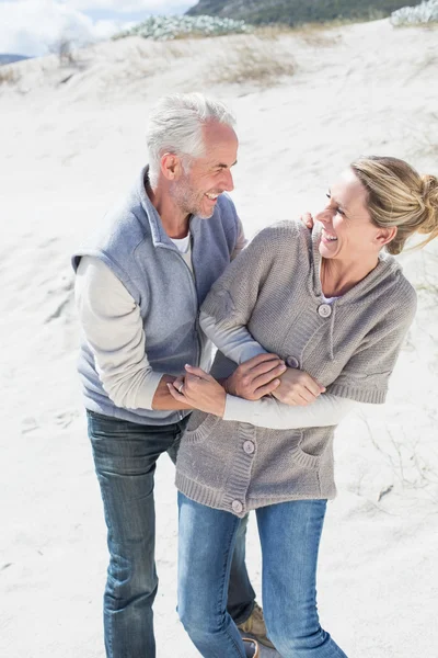 Paar messing over op het strand — Stockfoto