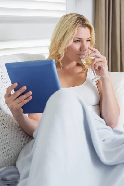 Blonde met wijn en tablet pc — Stockfoto