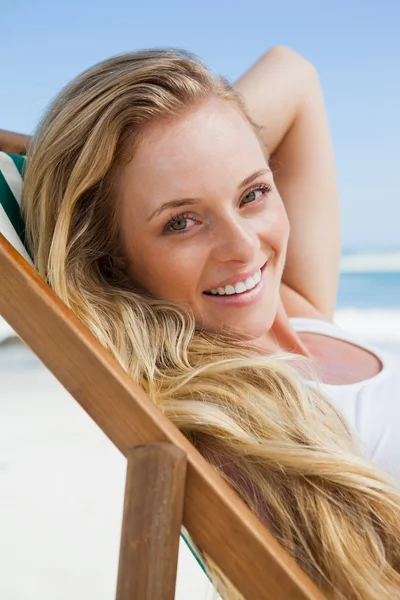 坐在海滩的金发女郎 — 图库照片