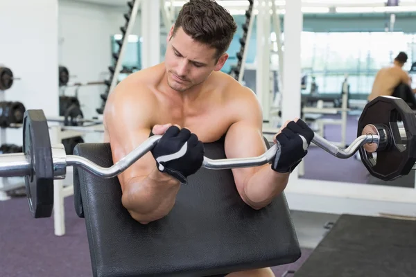 Fisiculturista levantando peso pesado barbell — Fotografia de Stock