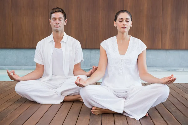 Casal meditando em pose de lótus — Fotografia de Stock