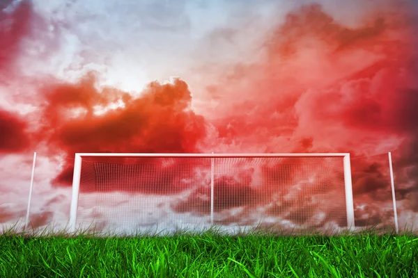 Fotboll mål under röda mulen himmel — Stockfoto