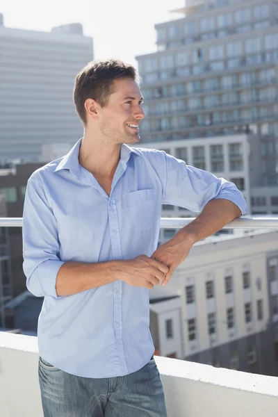 Мужчина смотрит на свой балкон — стоковое фото