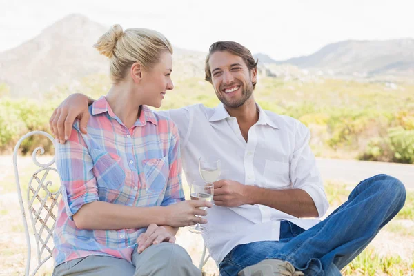 Paar in de tuin genieten van wijn — Stockfoto