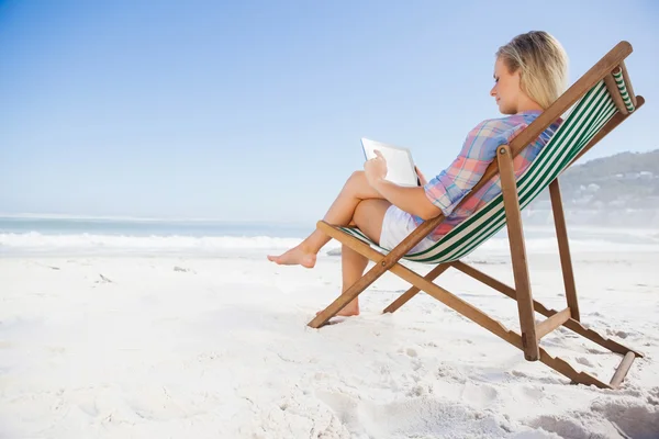 Vrouw in ligstoel met behulp van Tablet PC — Stockfoto