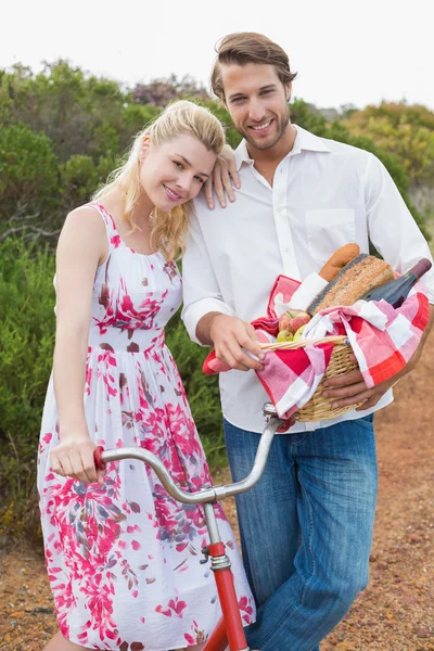 Söta par går för en picknick — Stockfoto