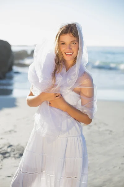 Blonde en robe de soleil et écharpe sur la plage — Photo