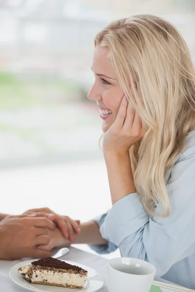 Par med kaffe tillsammans i café — Stockfoto