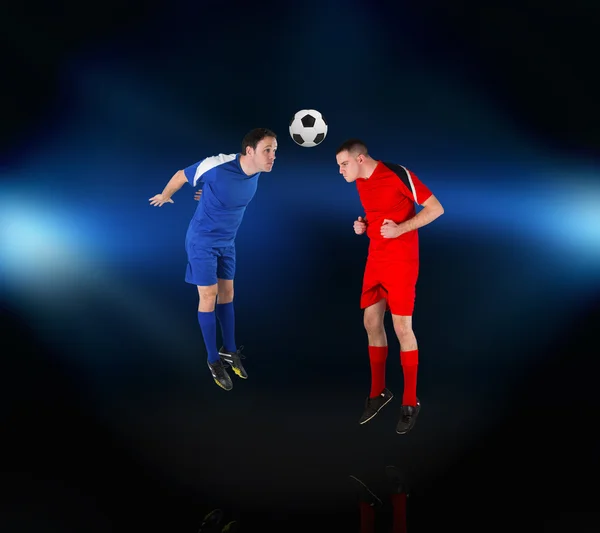 Giocatori di calcio che affrontano per la palla — Foto Stock