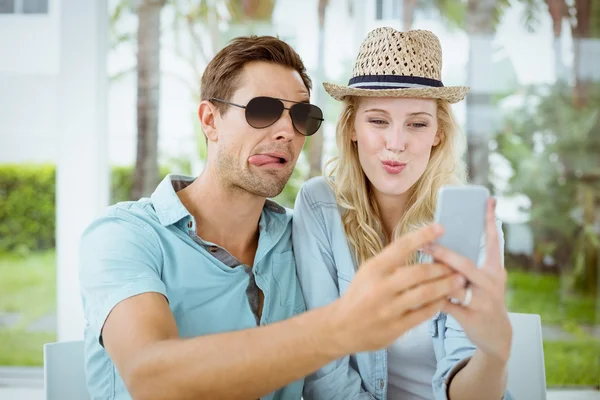 Hippes Paar macht gemeinsam ein Selfie — Stockfoto