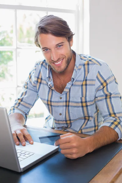 Uomo che utilizza il computer portatile per fare acquisti online — Foto Stock