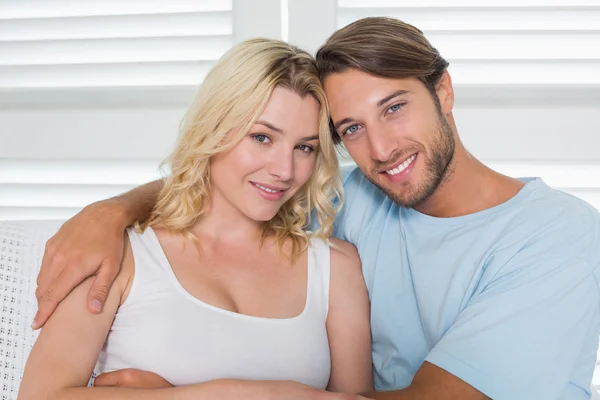 Pareja en sofá sonriendo —  Fotos de Stock