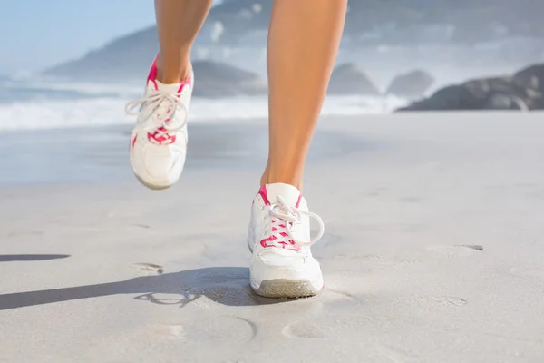 Dopasowanie kobieta spaceru na plaży — Zdjęcie stockowe