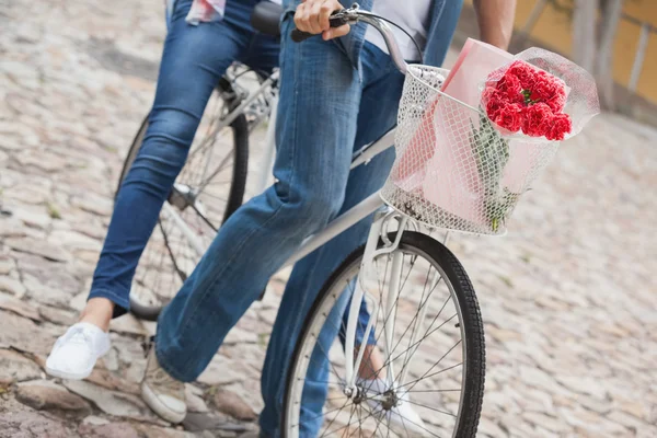 Hip par går för en cykeltur — Stockfoto