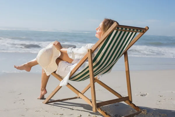 Vrouw ontspannen in ligstoel — Stockfoto