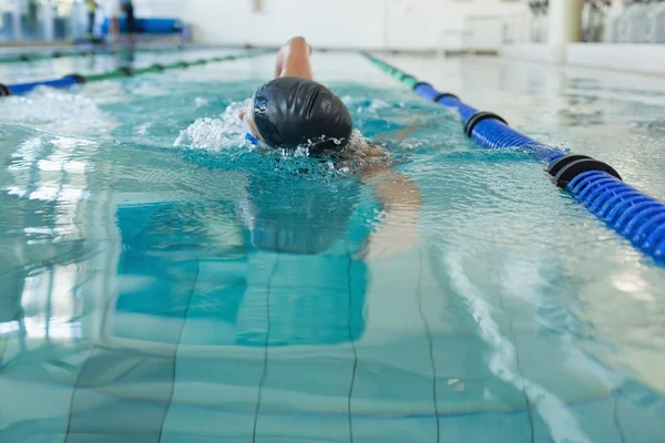 Fit swimmer doing the front stroke — Stock Photo, Image