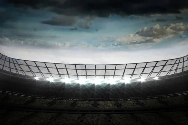 Großes Fußballstadion unter wolkenverhangenem Himmel — Stockfoto