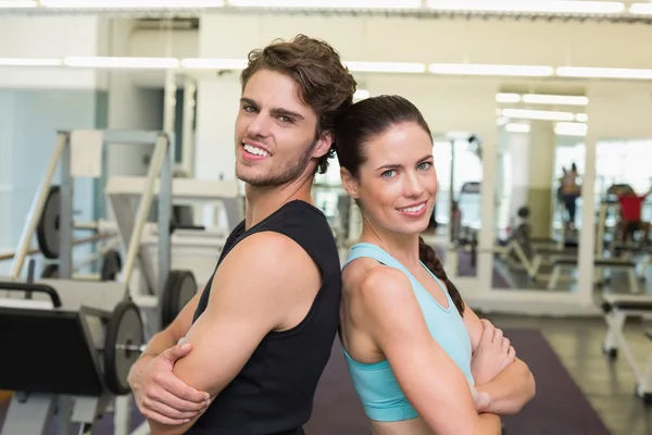 Ajuste atractiva pareja sonriendo — Foto de Stock