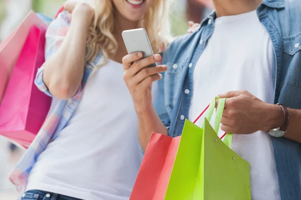 Koppel op reis smartphone kijken winkelen — Stockfoto