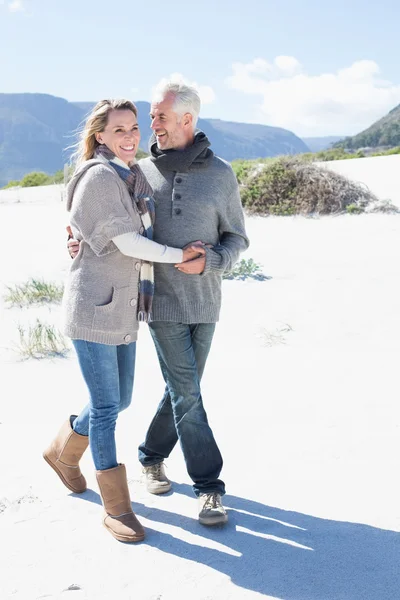 Pareja paseando por la playa en ropa de abrigo —  Fotos de Stock