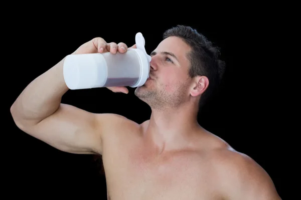 Muskulös man dricker proteindrink — Stockfoto