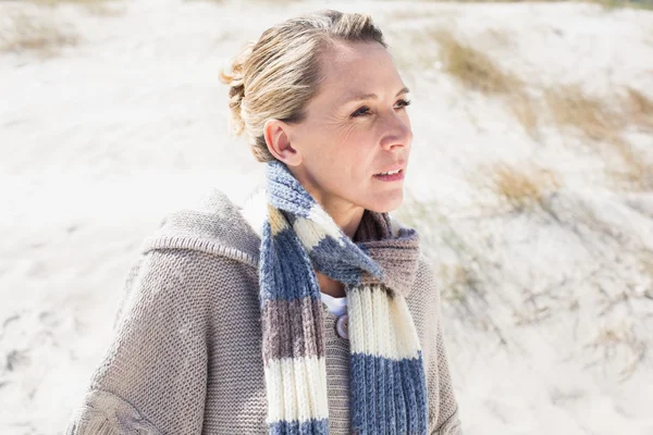 Blondin stående på stranden — Stockfoto