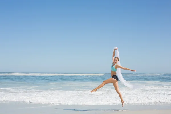 Donna che salta con grazia sulla spiaggia — Foto Stock