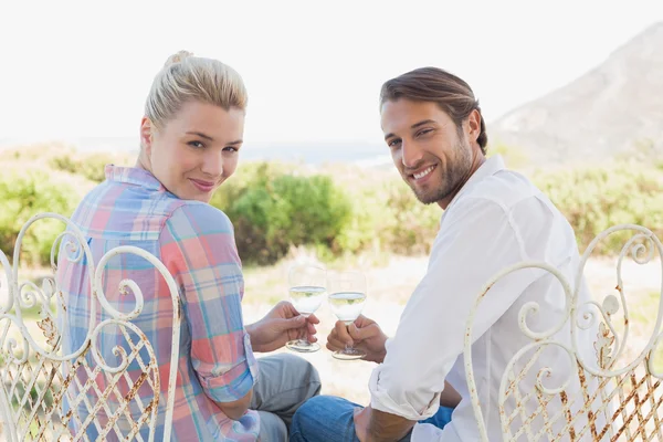 Pareja en jardín disfrutando del vino —  Fotos de Stock