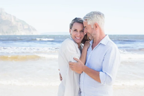 夫妇拥抱上海滩的女人 — 图库照片