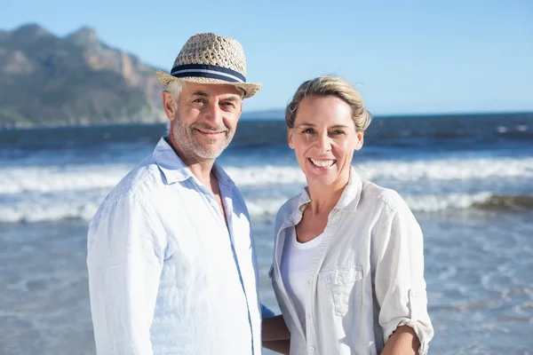 Paar steht gemeinsam am Strand — Stockfoto