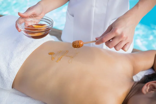 Mujer recibiendo un tratamiento de belleza miel — Foto de Stock