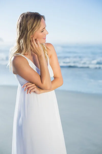 Blondin stående på stranden i sundress — Stockfoto
