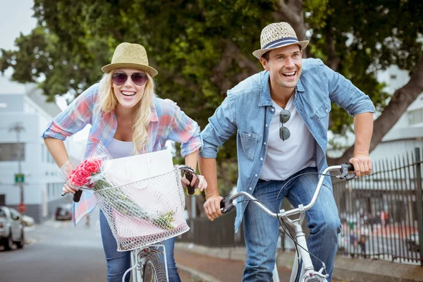 Casal de quadril vai para um passeio de bicicleta — Fotografia de Stock