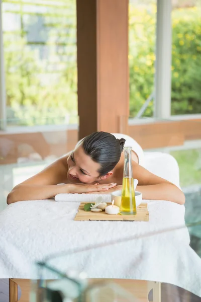 Brunette liggend op een massagetafel — Stockfoto