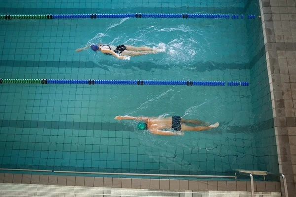 Homme et femme nagent dans la piscine — Photo