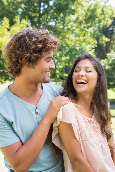 Couple relaxant sur banc de parc — Photo