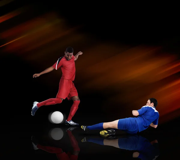 Jogadores de futebol atacando para a bola — Fotografia de Stock
