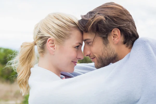 Paar in Decke gehüllt — Stockfoto