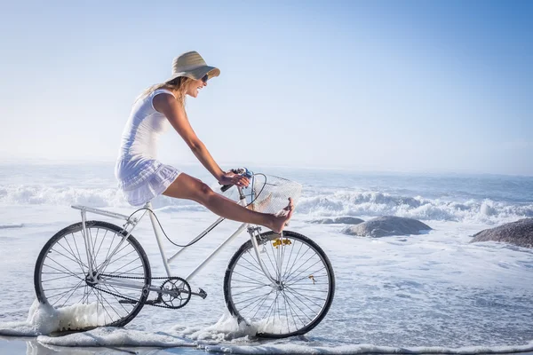 Blondine auf Radtour am Strand — Stockfoto