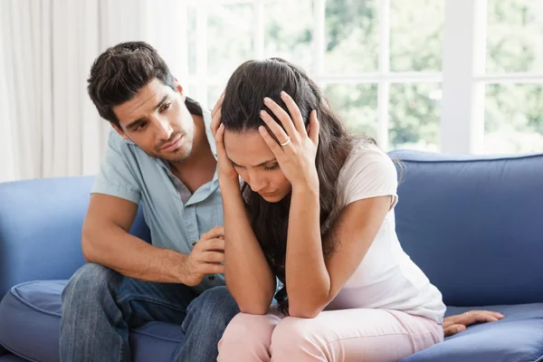 Man troostend zijn boos partner — Stockfoto