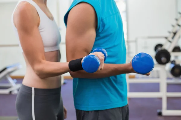 Fit couple exercising with dumbbells — Stock Photo, Image
