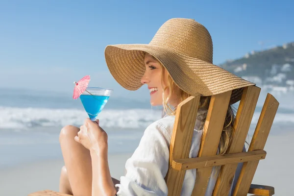 Blondin vid havet håller cocktail — Stockfoto