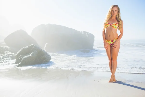 Blonde in bikini staande op strand — Stockfoto