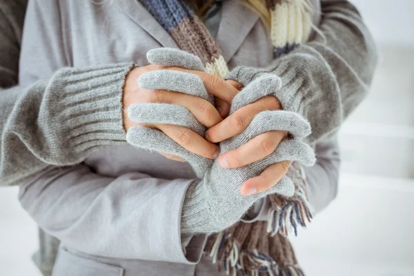 Coppia in abiti caldi che si tiene per mano — Foto Stock